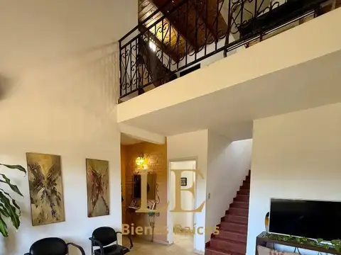 Casa en Venta con 3 cocheras