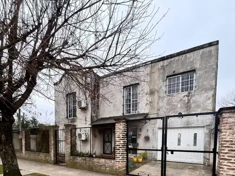 Casa 7 ambientes con 2 baños