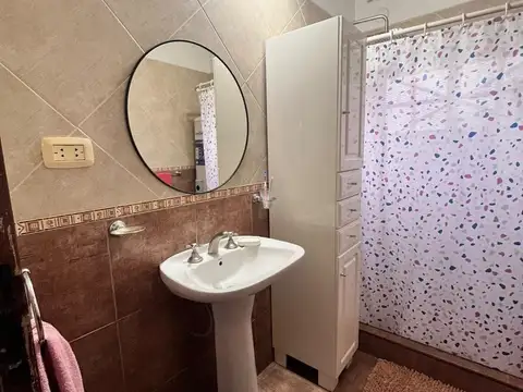 Casa 7 ambientes con 2 baños
