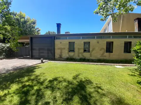 Casa 8 ambientes con 3 baños