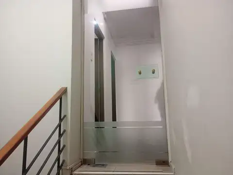 Oficina 8 ambientes con 2 baños