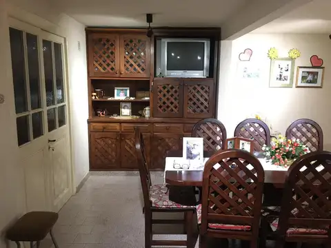 Casa 8 ambientes con 1 baño