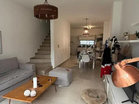 Casa en Alquiler con 1 cochera