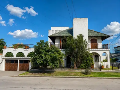 Casa en Mart.-Fleming/Panam/ estilo español con 2 cocheras