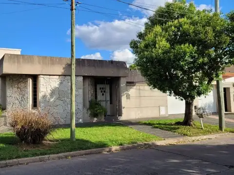 Excelente casa en una planta de 4 ambientes en Haedo Chico.