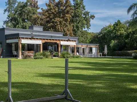 Casa 9 ambientes con 4 baños