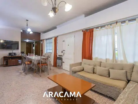 Casa en Venta con 3 cocheras