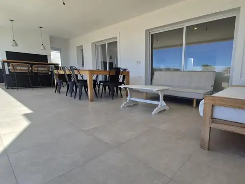 Casa 3 ambientes con 2 baños