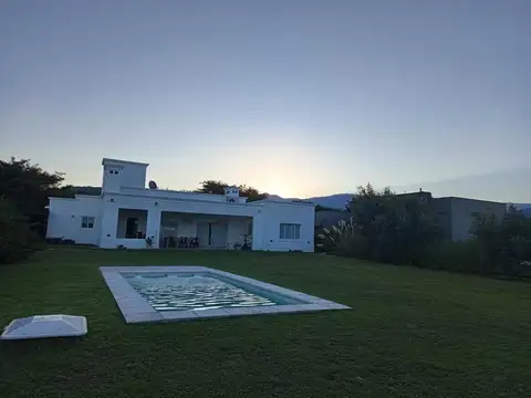 Casa en Venta con 2 cocheras