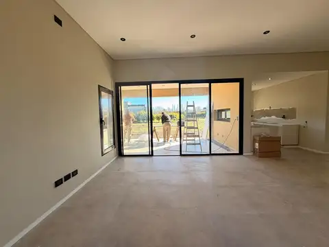 Casa en una planta en lote central con tres cuartos en Los Alcanfores