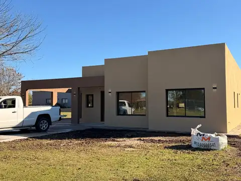 Casa en Venta con 4 cocheras