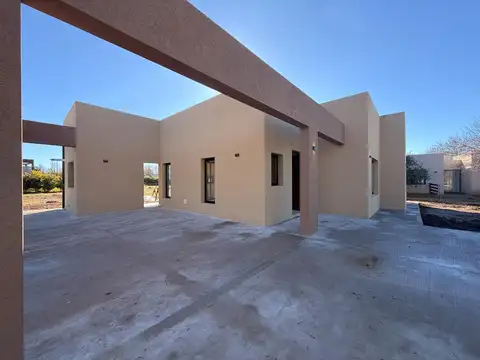 Casa en una planta en lote central con tres cuartos en Los Alcanfores