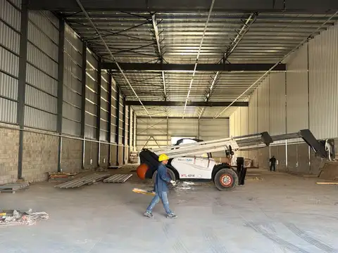 Galpón en alquiler parque Industrial Alvear Avant