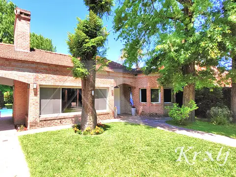 Casa de categoría en el exclusivo Barrio de Las Veletas. 