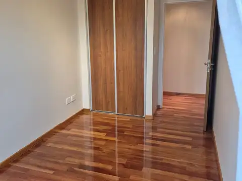 IGUAL QUE A ESTRENAR  RECIEN PINTADO, PISO PLASTIFICADO A NUEVO, VISTA ABIERTA, MUY LUMINOSO, BALCON ATERRAZADO