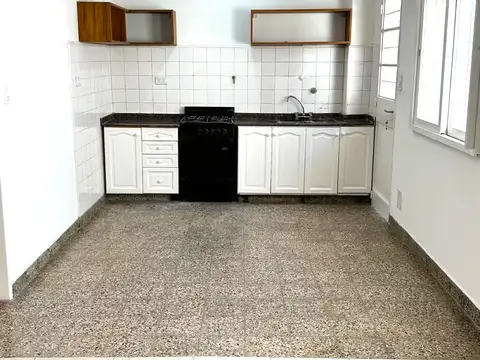 AMPLIO DPTO 3 AMBIENTES EN ALQUILER - 2° PISO POR ESCALERAS - APTO VIVIENDA/PROFESIONAL