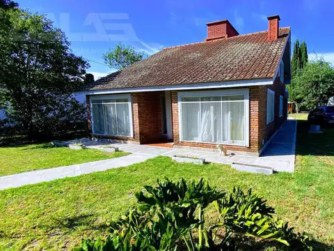 Hermoso chalet modernizado con parque de 1100m2, quincho con parrilla y piscina!!!