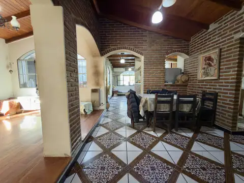 Casa en Venta con 4 cocheras