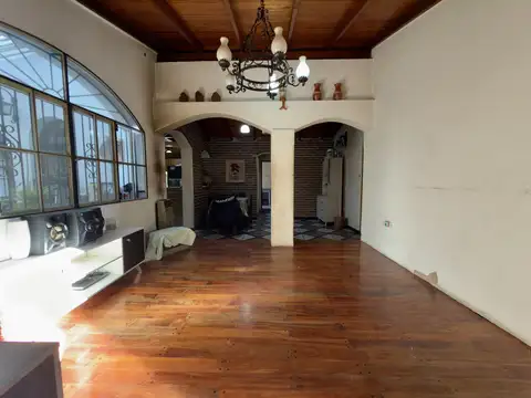 Casa 7 ambientes con 2 baños