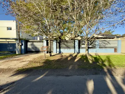 Casa En Venta 3 Dormitorios, Garage, Jardin, Pileta, Parrilla