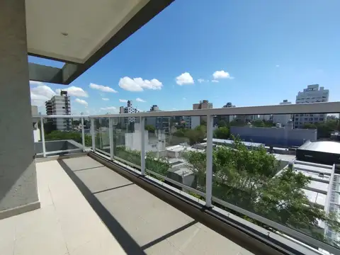 Al frente 2 dormitorios, 2 baños, living comedor, cocina, lavadero, balcón. Cochera. Muy luminoso