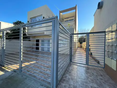 Castelar Norte Dúplex 3 ambientes en condominio con patio