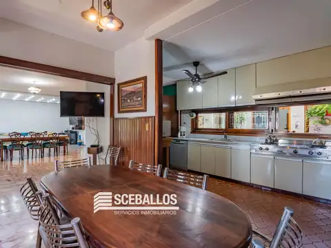 Casa en Venta con 8 cocheras