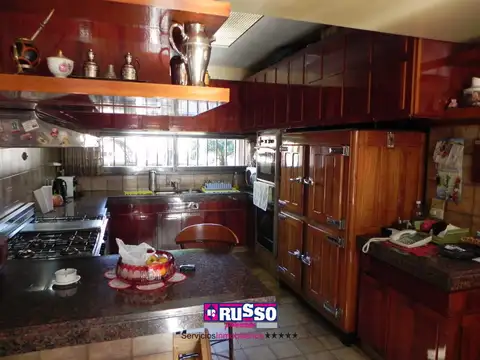 Casa 7 ambientes con 8 baños