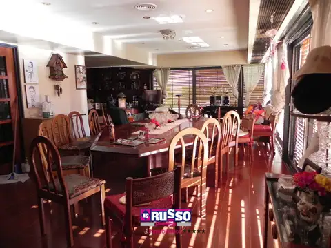 Casa en Alquiler con 4 cocheras