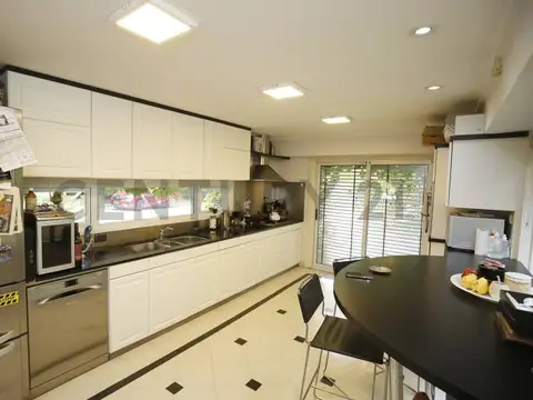 Casa en Venta con 3 cocheras