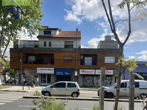 VENTA EN BLOCK - Dpto. con terraza, galpón de 126 m2 con oficina, doble frente, sin expensas, Beccar
