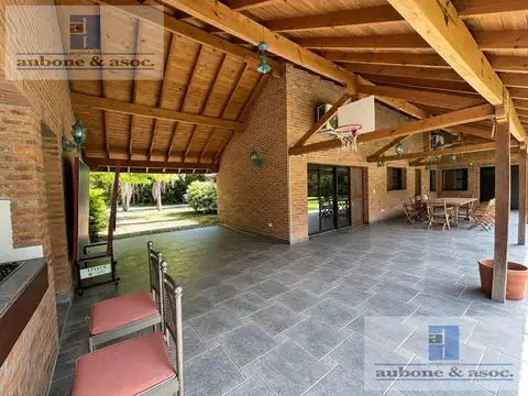 Casa de 3/4 dormitorios muy buena calidad y en impecable estado  
