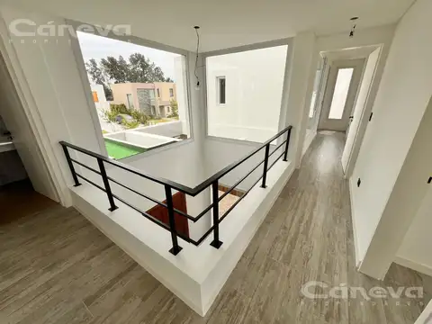 Casa en Venta con 4 cocheras