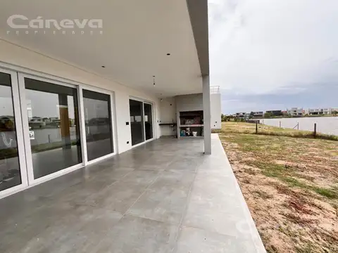 Casa al agua en Santa Ana