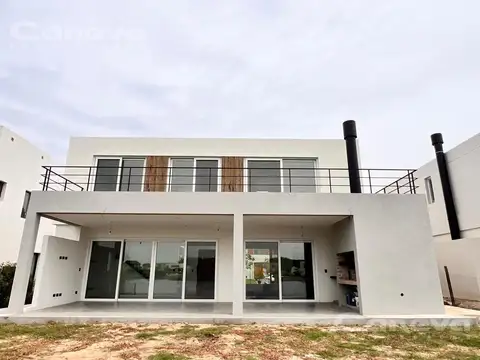 Casa 4 ambientes con 3 baños