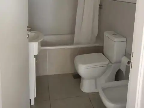 Casa en Alquiler con 2 cocheras