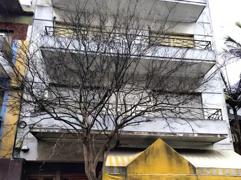 DEPARTAMENTO DE 4 AMBIENTES -FRENTE POR ESCALERA