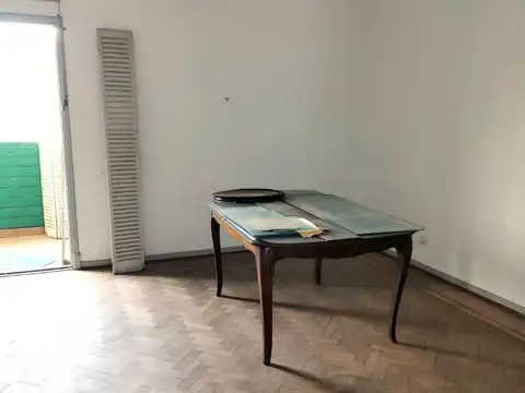 DEPARTAMENTO DE 4 AMBIENTES -FRENTE POR ESCALERA