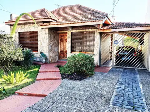 Venta chalet 3 ambientes con piscina y cocheras