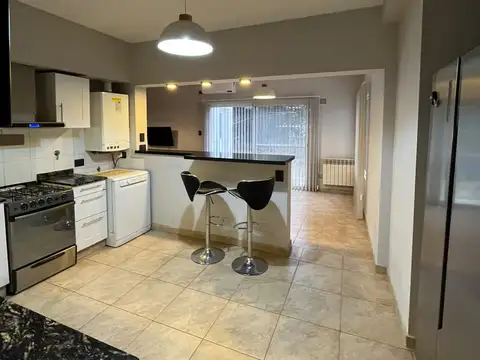 Casa 6 ambientes con 2 baños
