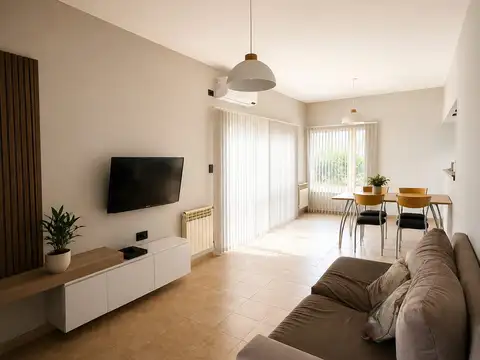 Casa en Alquiler con 2 cocheras