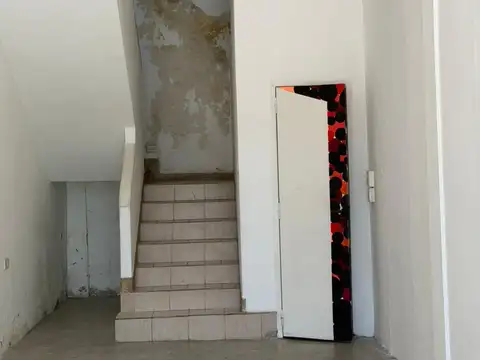 Muy lindo local de dos plantas. A una cuadra de la Plaza San Telmo