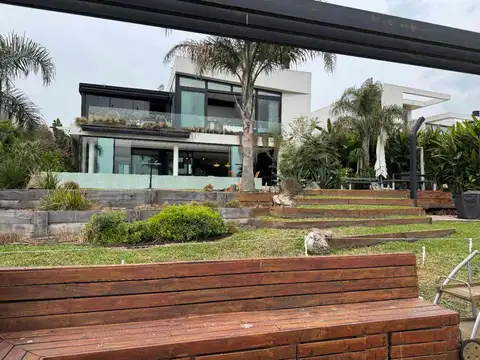 Casa en Venta con 4 cocheras