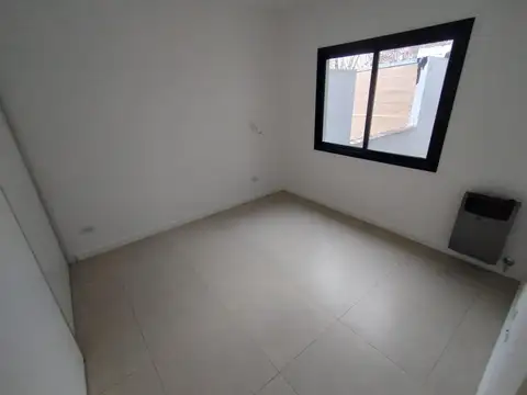 DEPARTAMENTO DOS AMBIENTES CON COCHERA Y BAULERA