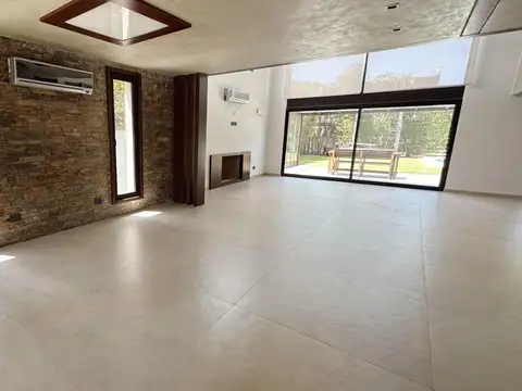 Casa en Venta con 6 cocheras