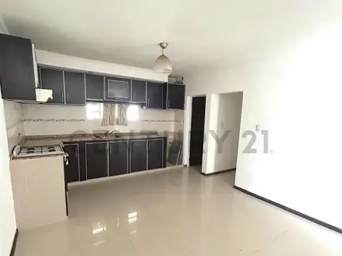 Monoambiente en planta baja con patio seco y cochera cubierta