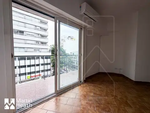 -ALQUILER- Semipiso 3 Amb. con Balcon. Ventilación cruzada de aire natural