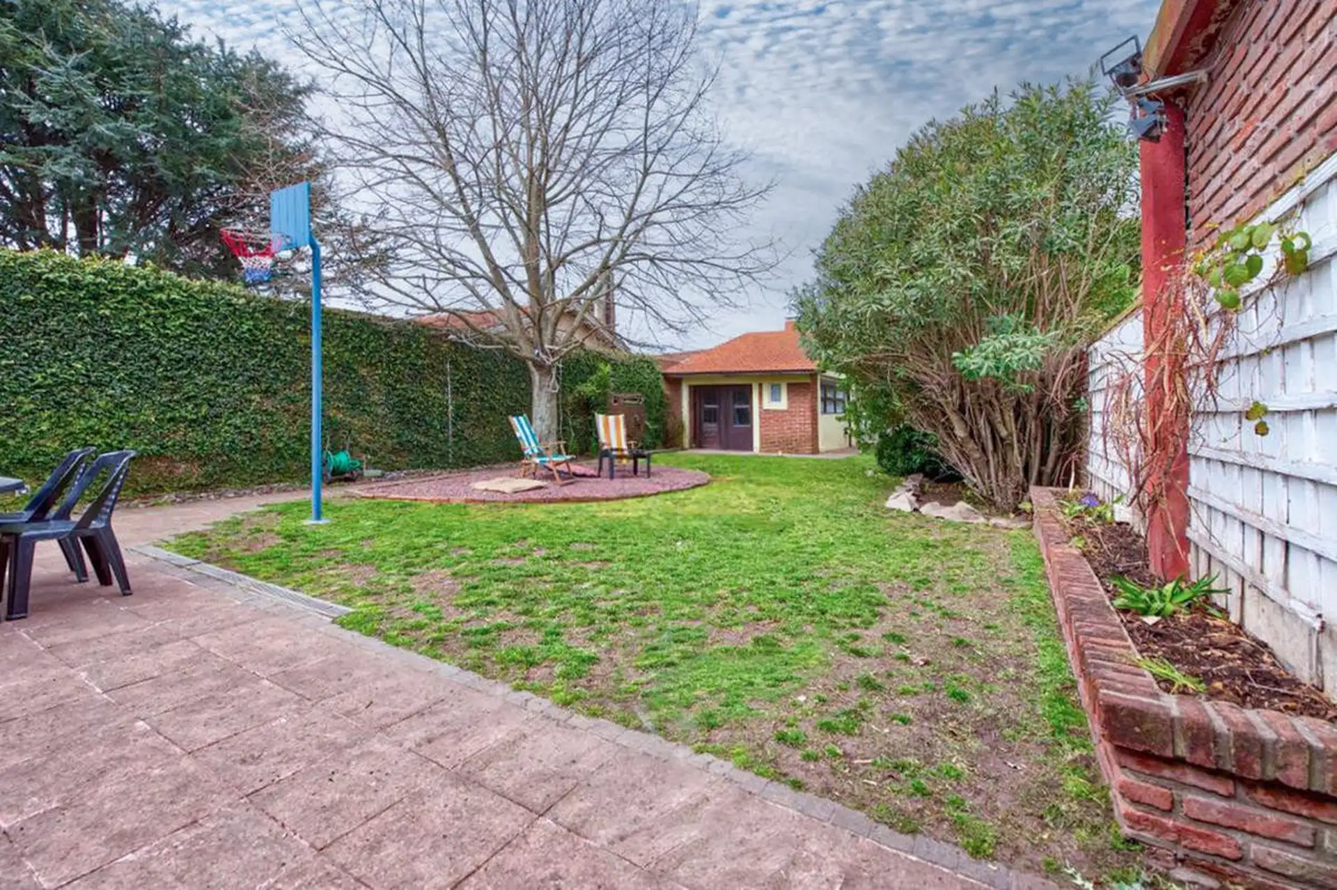 Casa 4 amb, 260m² con garaje y jardín — Constitución