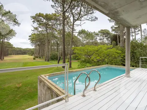 Permuto Casa exclusiva con vista al Golf por Depto en la costa atlántica - Permuta