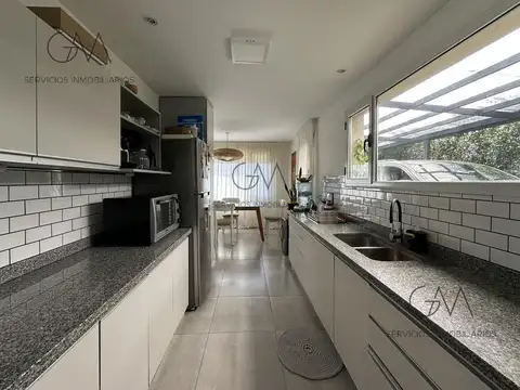 Casa 4 ambientes con 2 baños